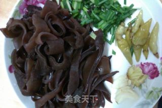 木耳炒肉的做法步骤：2