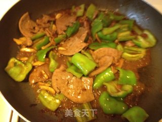 青椒酱爆猪肝的做法步骤：2