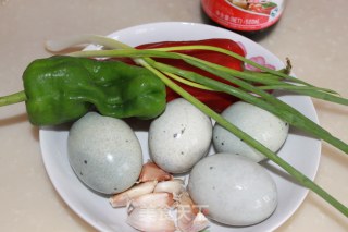 简单凉拌菜------凉拌皮蛋的做法步骤：1