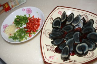 简单凉拌菜------凉拌皮蛋的做法步骤：3