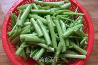清炒空心菜的做法步骤：1