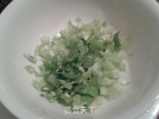 葱花饼的做法步骤：1