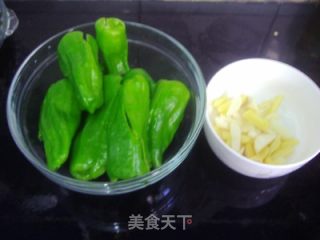 虎皮青椒的做法步骤：1