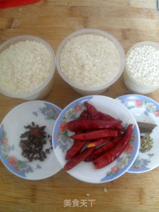 自制健康麻辣蒸肉米粉的做法步骤：1
