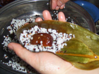 血糯米蜜枣粽的做法步骤：8