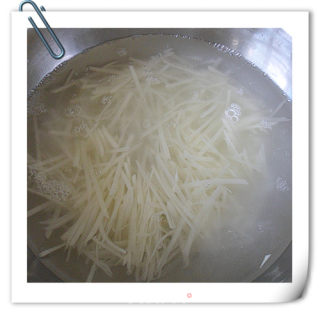 木耳金针炒土豆的做法步骤：4