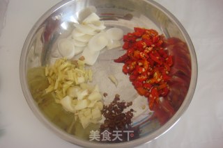 酸豆角炒鸡胗的做法步骤：1