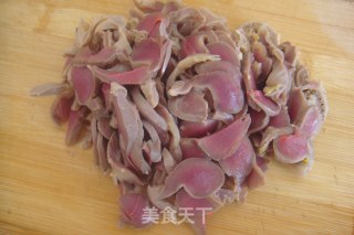 酸豆角炒鸡胗的做法步骤：4