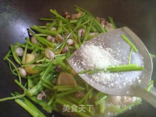 墨鱼仔炒香芹的做法步骤：9