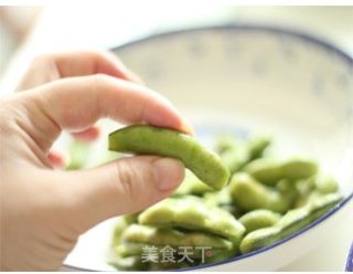 一煮，二泡，打造经典夏季大排档下酒小菜————盐水毛豆的做法步骤：1