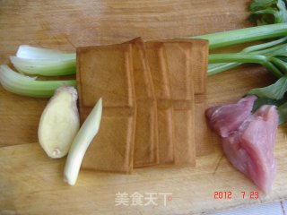 西芹茶干的做法步骤：1