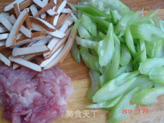 西芹茶干的做法步骤：2