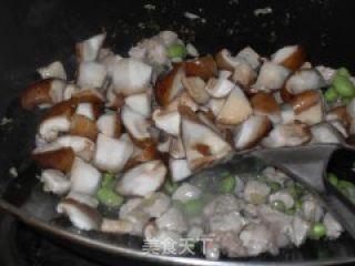 香菇炒毛豆的做法步骤：5
