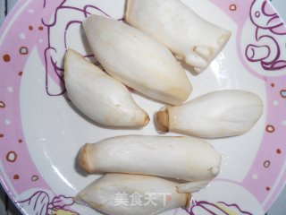 简单的家常小炒———小鸡腿菇炒鸡蛋的做法步骤：1