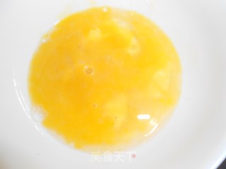 简单的家常小炒———小鸡腿菇炒鸡蛋的做法步骤：2