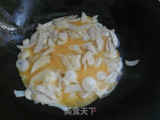 简单的家常小炒———小鸡腿菇炒鸡蛋的做法步骤：5