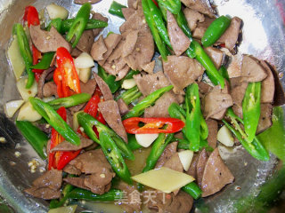 心蓝手制私房菜【土匪猪肝】——吃饱了才有力气减肥的做法步骤：7