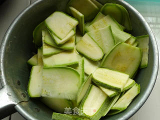 西葫炒火腿的做法步骤：1