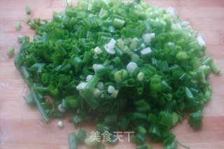 俺8岁学会的【小葱拌豆腐】你会吗？ 反正我是会了 呵呵的做法步骤：3