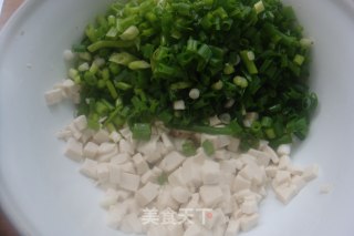 俺8岁学会的【小葱拌豆腐】你会吗？ 反正我是会了 呵呵的做法步骤：5