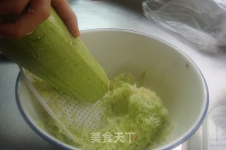 传统美食【西葫芦煎饼】的做法步骤：1