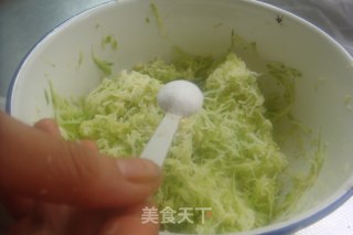 传统美食【西葫芦煎饼】的做法步骤：2