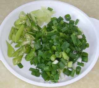 干椒鸡腿的做法步骤：2