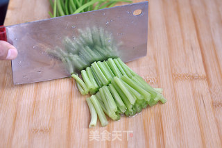 山芹煸肉丝的做法步骤：3
