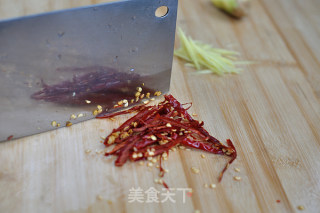 山芹煸肉丝的做法步骤：4