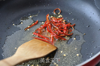 山芹煸肉丝的做法步骤：5