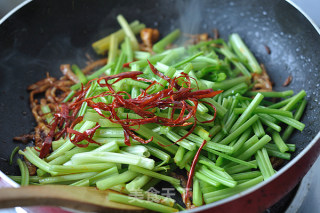 山芹煸肉丝的做法步骤：9