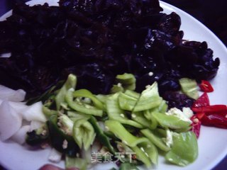 尖椒木耳炒鸡蛋的做法步骤：1