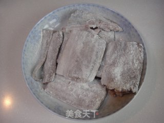 糖醋带鱼的做法步骤：1