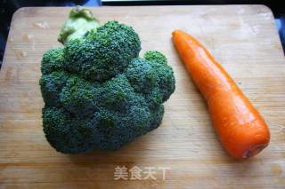 夏日快手营养菜：凉拌西兰花的做法步骤：1