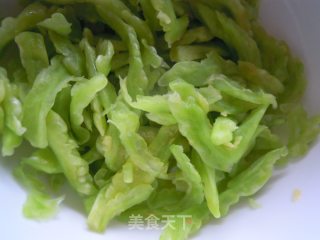 青椒苦瓜的做法步骤：1