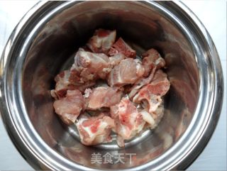 莲藕猪骨汤的做法步骤：1