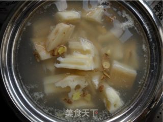 莲藕猪骨汤的做法步骤：4