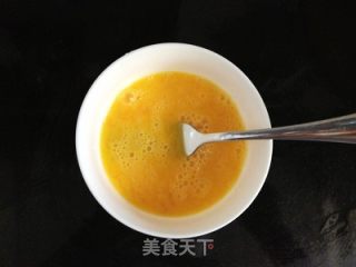 老干妈鸡蛋炒饭的做法步骤：1