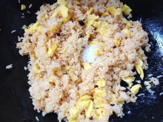 老干妈鸡蛋炒饭的做法步骤：9