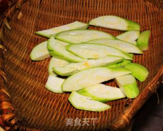 水煮牛蛙（丝瓜烧牛蛙）的做法步骤：2
