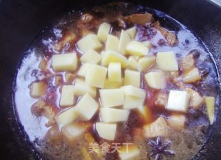 五花肉烧土豆的做法步骤：7