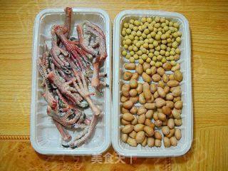 黄豆花生煲鸽爪的做法步骤：1