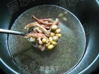 黄豆花生煲鸽爪的做法步骤：6