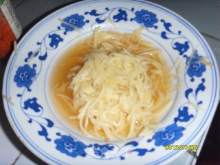 诱人的早餐――土豆丝煎鸡蛋的做法步骤：1