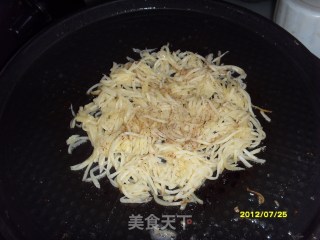 诱人的早餐――土豆丝煎鸡蛋的做法步骤：2