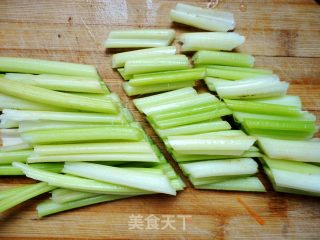 爱心家常小炒之------芹菜炒肉丝的做法步骤：2