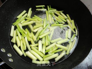 爱心家常小炒之------芹菜炒肉丝的做法步骤：4
