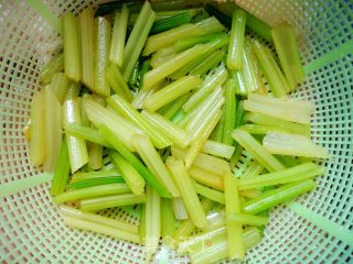 爱心家常小炒之------芹菜炒肉丝的做法步骤：5