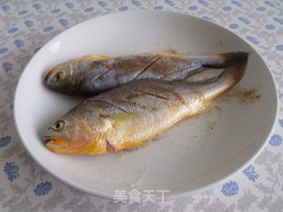 五香黄花鱼的做法步骤：3