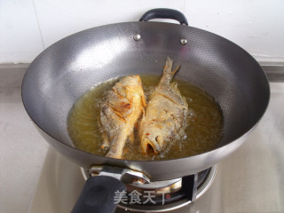 五香黄花鱼的做法步骤：4